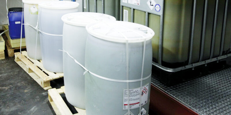 Fässer stehen zur Entsorgung bereit (Foto: Katrin Sturm)