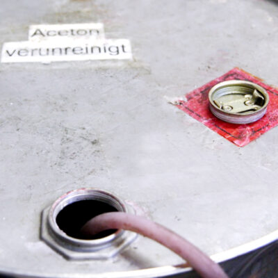 Fass mit verunreinigtem Lösemittel (Foto: Katrin Sturm)