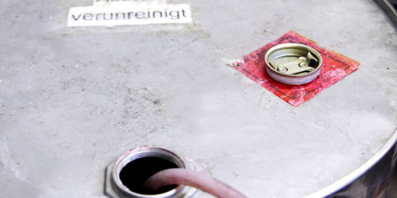 Fass mit verunreinigtem Lösemittel (Foto: Katrin Sturm)