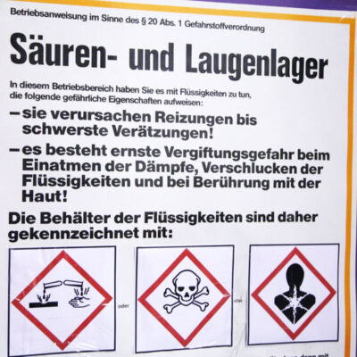 Wichtige Hinweisschilder und Gefahrgutzeichen (Foto: Katrin Sturm)