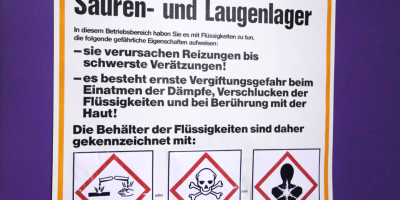 Wichtige Hinweisschilder und Gefahrgutzeichen (Foto: Katrin Sturm)