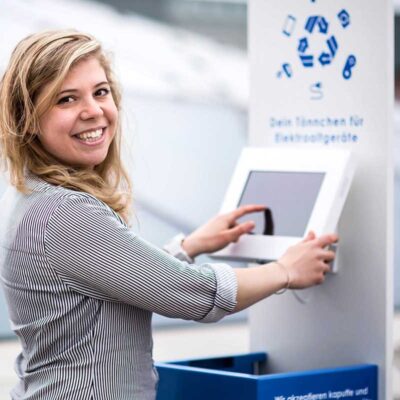 Marilu Valente vom binee-Team zeigt, wie die e-binee funktioniert (Foto: Anne Schwerin)