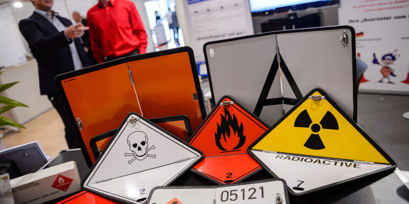 Gefahrhinweise auf der Messe Gefahrgut // Gefahrstoff in Leipzig (Foto: Jens Schlüter)