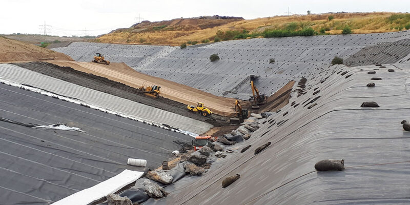 Dichtungsbau im Prozess: Hier wird eine DK III-Basisabdichtung errichtet