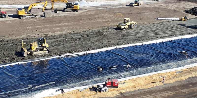 Eine DK III-Basisabdichtung besteht aus einer Trag- und Ausgleichsschicht, einer mineralischen Dichtung, einer Kunststoffdichtungsbahn (KDB), einer Schutzschicht und einer mineralischen Entwässerungsschicht