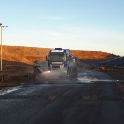 Um ein Verschleppen von Abfällen zu vermeiden, müssen sämtliche Abfalltransportfahrzeuge bei der Ausfahrt eine Reifenwaschanlage passieren (Emissionsschutz).