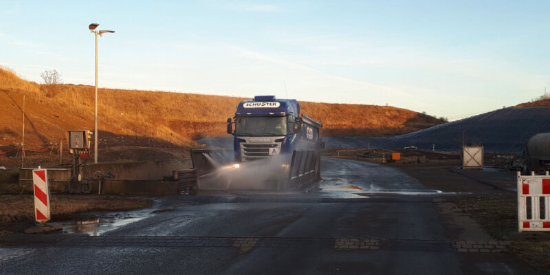 Abfalltransportfahrzeuge in der Reifenwaschanlage