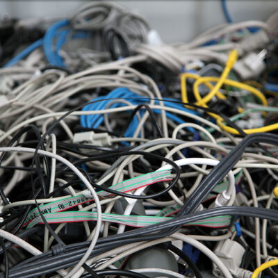 Auch Stecker, Adapter, Kabel und Antennen werden bei der HAS gesondert als Elektroschrott gesammelt.