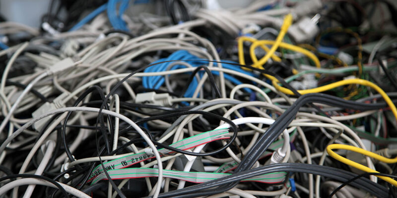 Auch Stecker, Adapter, Kabel und Antennen werden bei der HAS gesondert als Elektroschrott gesammelt.