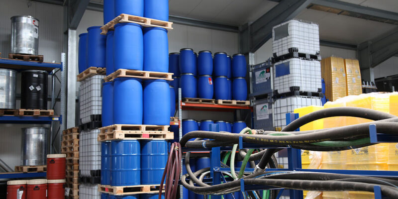 Im Behälterlager werden unterschiedliche Gebinde für Sonderabfälle vorrätig gehalten.