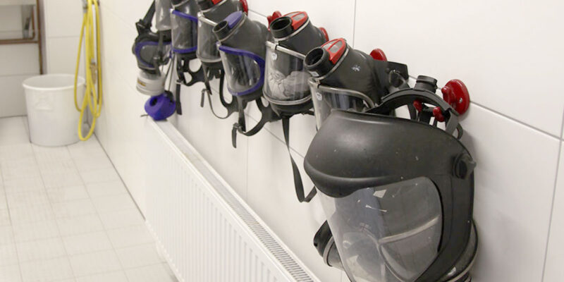 Für Lagermitarbeiter steht vielfältige Schutzausrüstung bereit.