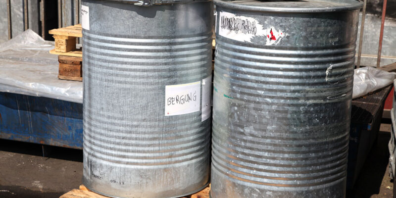 In diesen Fässern werden giftige Substanzen aus Havarie-Einsätzen geborgen.