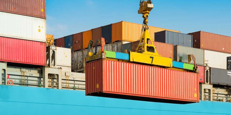 Kommt es zu einem Schadensfall an Bord eines Frachters, muss vor allem Gefahrgut durch Experten geborgen werden.