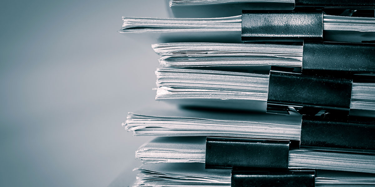 ElektroG, BattG, AVV? Für jeden gefährlichen Abfall gibt es Rechtsgrundlagen und Richtlinien. (Foto: pinkomelet (iStock))