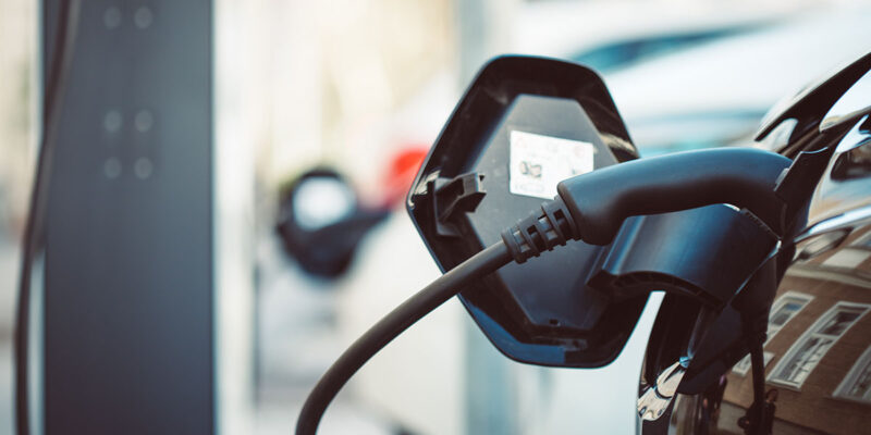 Elektromobilität ist längst mehr als nur ein Trend, immer mehr E-Autos erobern die Straßen. (Foto: Patrick Daxenbichler (iStock))