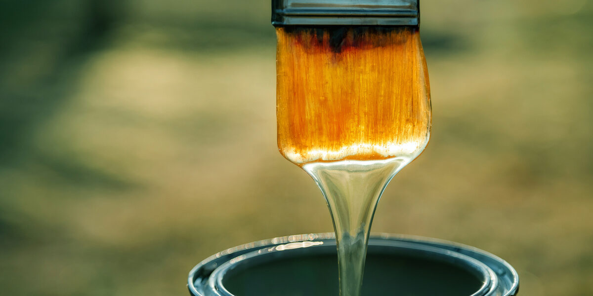 Flüssige, nicht ausgehärtete Farben und Lacke müssen als Sonderabfall entsorgt werden. (Foto: Ja'Crispy (iStock))