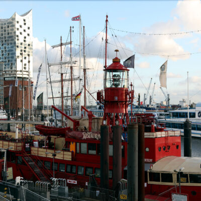 Der touristische Teil des Hamburger Hafens mit Elbphilharmonie. (Foto: Sonderabfallwissen)