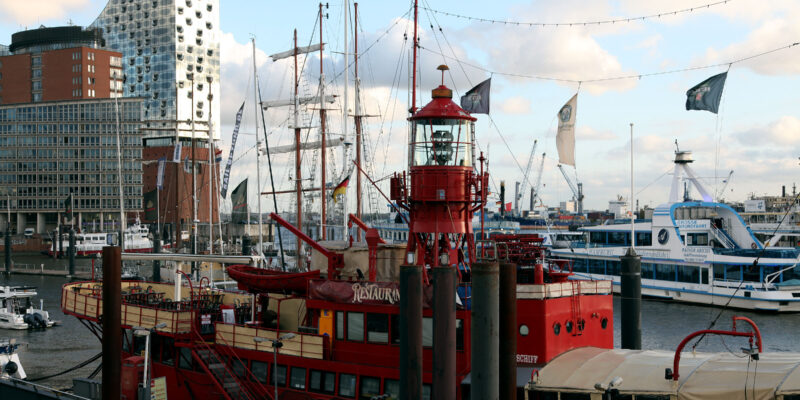 Der touristische Teil des Hamburger Hafens mit Elbphilharmonie.