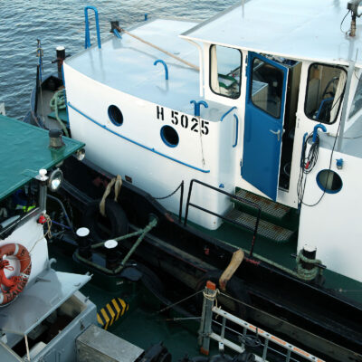 Das Entsorger-Boot ist mit dem Motorschiff vertäut, nach und nach wird das Altöl übernommen. (Foto: Sonderabfallwissen)