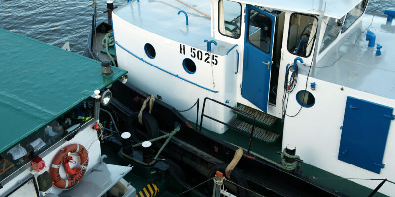 Das Entsorger-Boot ist mit dem Motorschiff vertäut, nach und nach wird das Altöl übernommen.