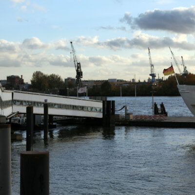Bemerkenswert: Der Hafen hat rund 8.000 Schiffsanläufe pro Jahr und knapp 300 Liegeplätze. (Foto: Sonderabfallwissen)