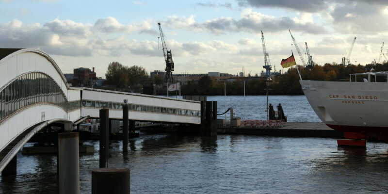 Bemerkenswert: Der Hafen hat rund 8.000 Schiffsanläufe pro Jahr und knapp 300 Liegeplätze.