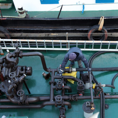 Die Arbeit auf dem Entsorgungsschiff: Vorm Abpumpen in die Anlage müssen alle Dichtungen und Schläuche überprüft werden. (Foto: Sonderabfallwissen)