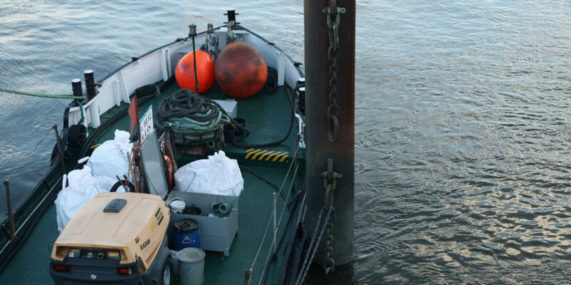 Feste Abfälle wie Hausmüll vom Schiff werden in reißfesten Big Bags transportiert.