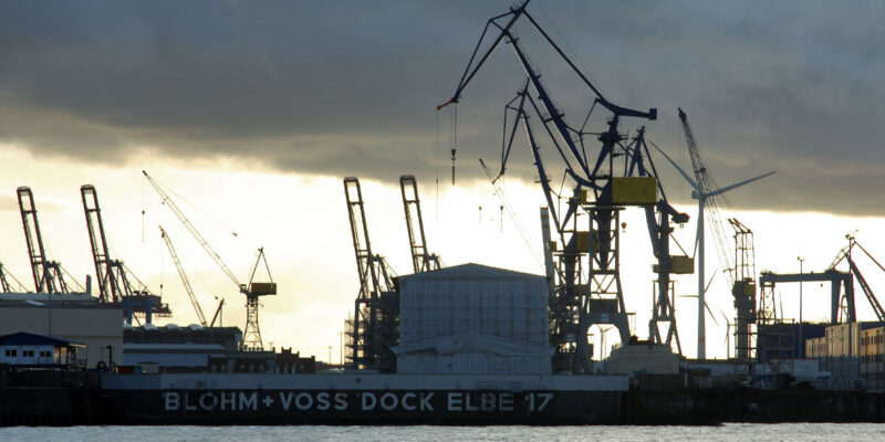 Am südlichen Ufer der Norderelbe steht die letzte aller Großwerften, 1877 gegründet.