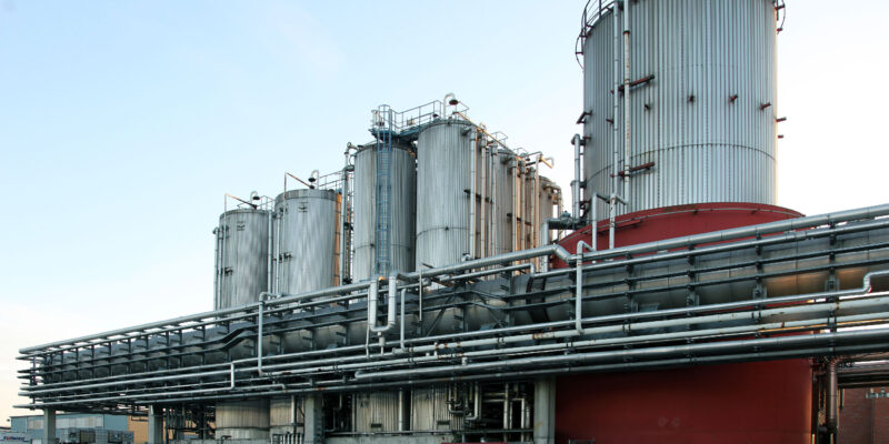 Die Tanklager der Altölaufbereitungsanlage „Asclia“ (Sicht von der Wasserseite)