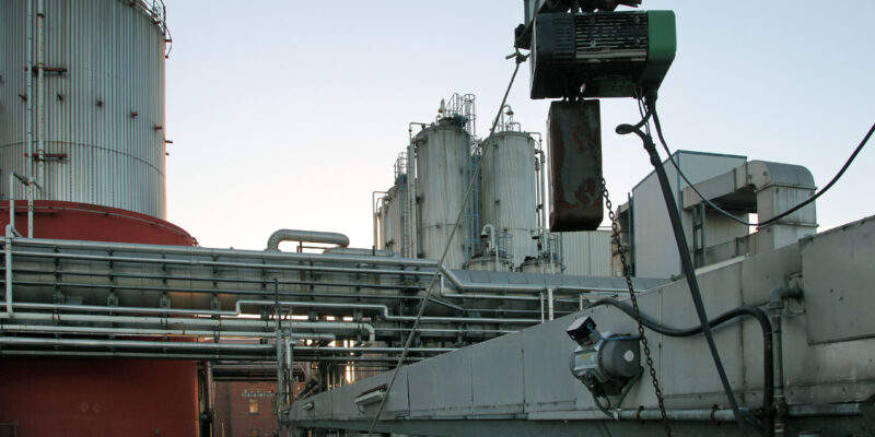 Ein Kran am Schiffsanleger hilft die Schläuche zum Entsorgungsfahrzeug zu heben.