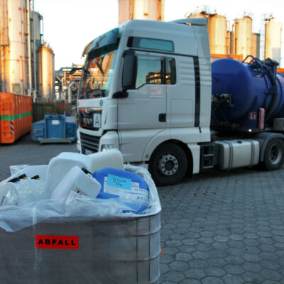 Ein Saugwagen nach Abgabe von Öl-Wasser-Gemischen in die Aufbereitungsanlage.  (Foto: Sonderabfallwissen)