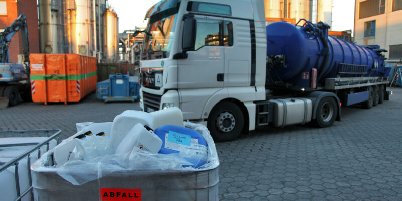 Ein Saugwagen nach Abgabe von Öl-Wasser-Gemischen in die Aufbereitungsanlage.