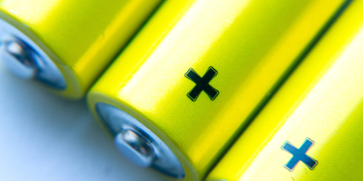 Ab 2022 sollen in der EU neue Vorgaben für den nachhaltigen Umgang mit Batterien gelten. (Foto: tam_odin (iStock))