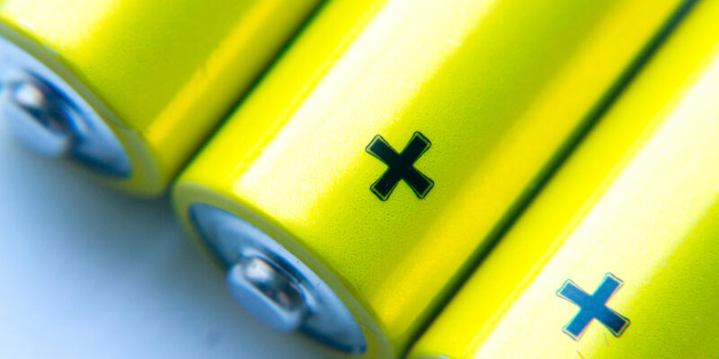 Ab 2022 sollen in der EU neue Vorgaben für den nachhaltigen Umgang mit Batterien gelten. (Foto: tam_odin (iStock))