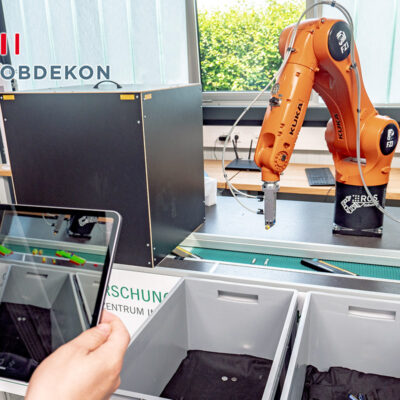 Förderband des FZI Karlsruhe mit Scaneinheit zur 3D-Erfassung und Klassifikation der verschiedenen Batterietypen auf dem Band. Der Roboterarm mit Greifer sortiert die Batterien anschließend in unterschiedliche Behälter. (ROBDEKON / Fraunhofer-Institut für Optronik, Systemtechnik und Bildauswertung IOSB) (Foto: ROBDEKON / Fraunhofer-Institut für Optronik, Systemtechnik und Bildauswertung IOSB)
