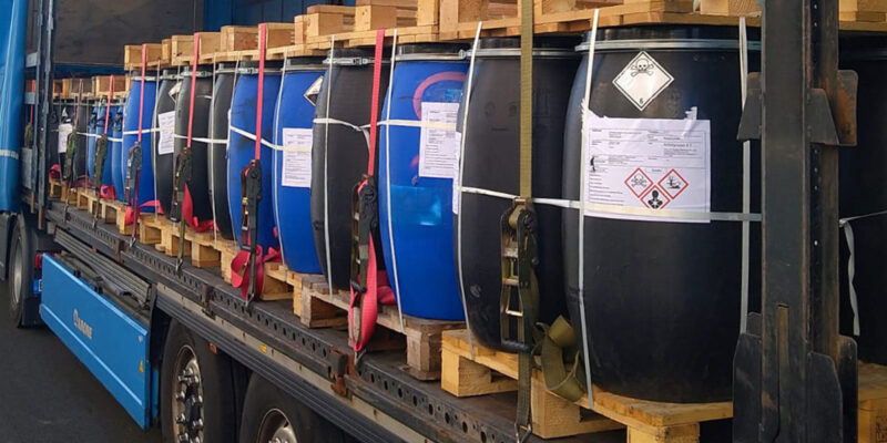 Verladung von gefährlichen Abfällen in Kunststofffässern auf Paletten (Foto: Große Vehne)