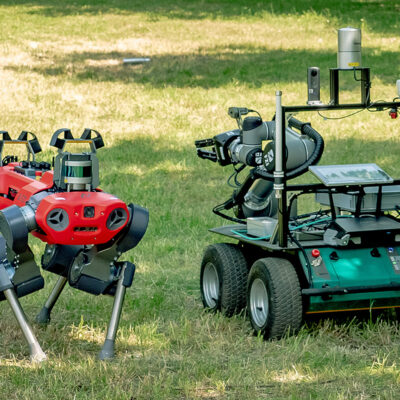 Laufroboter (links) als Scout für die Suche nach Gefahrstoffen. Die gefundene Position des Gefahrstoffs wird an die mobile Plattform (rechts) zur Aufnahme mit dem Greifarm übermittelt. (Systeme des Forschungszentrums Informatik Karlsruhe FZI) (Foto: ROBDEKON / Fraunhofer-Institut für Optronik, Systemtechnik und Bildauswertung IOSB) (Foto: ROBDEKON / Fraunhofer-Institut für Optronik, Systemtechnik und Bildauswertung IOSB)