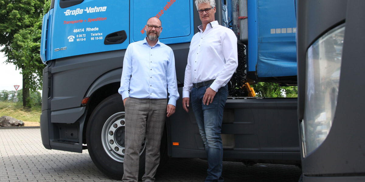 Familienunternehmen in dritter Generation – Geschäftsführer Frank Große-Vehne (links im Bild) und Speditionsleiter Michael Raukamp (Foto: Sonderabfallwissen)