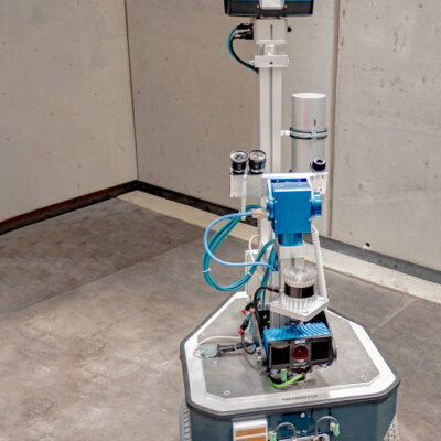 Robotersystem des KIT-IPR zur hochgenauen automatischen Innenraum-Kartierung im Rückbaukontext. Das System scannt im Stillstand und sucht anschließend in der Umgebung selbstständig den nächsten Aufnahmepunkt mit maximalem Informationsgewinn. (Foto: ROBDEKON / Fraunhofer-Institut für Optronik, Systemtechnik und Bildauswertung IOSB) (Foto: ROBDEKON / Fraunhofer-Institut für Optronik, Systemtechnik und Bildauswertung IOSB)