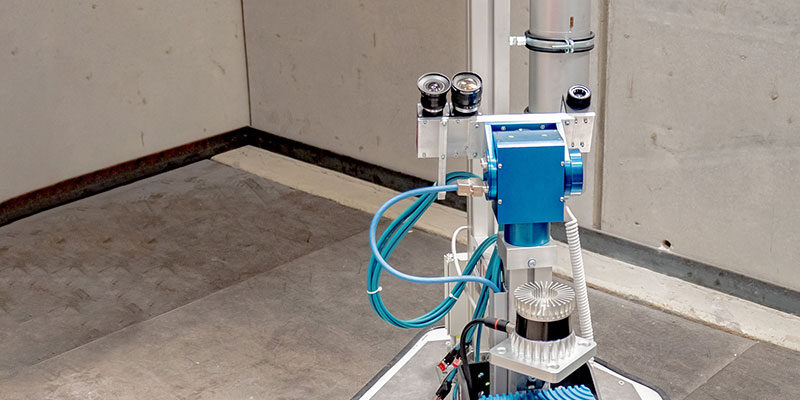 Robotersystem des KIT-IPR zur hochgenauen automatischen Innenraum-Kartierung im Rückbaukontext. Das System scannt im Stillstand und sucht anschließend in der Umgebung selbstständig den nächsten Aufnahmepunkt mit maximalem Informationsgewinn. (Foto: ROBDEKON / Fraunhofer-Institut für Optronik, Systemtechnik und Bildauswertung IOSB)
