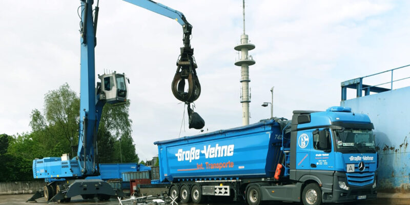 Verladung von Schrott und Altmetall mit einem Mobilbagger (Foto: Große Vehne)