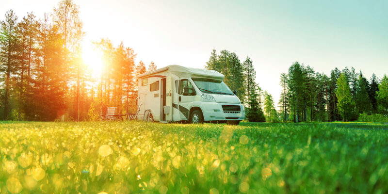 Vanlife: Urlaub im Wohnmobil oder selbst ausgebauten Van liegt im Trend (Foto: cookelma (iStock))