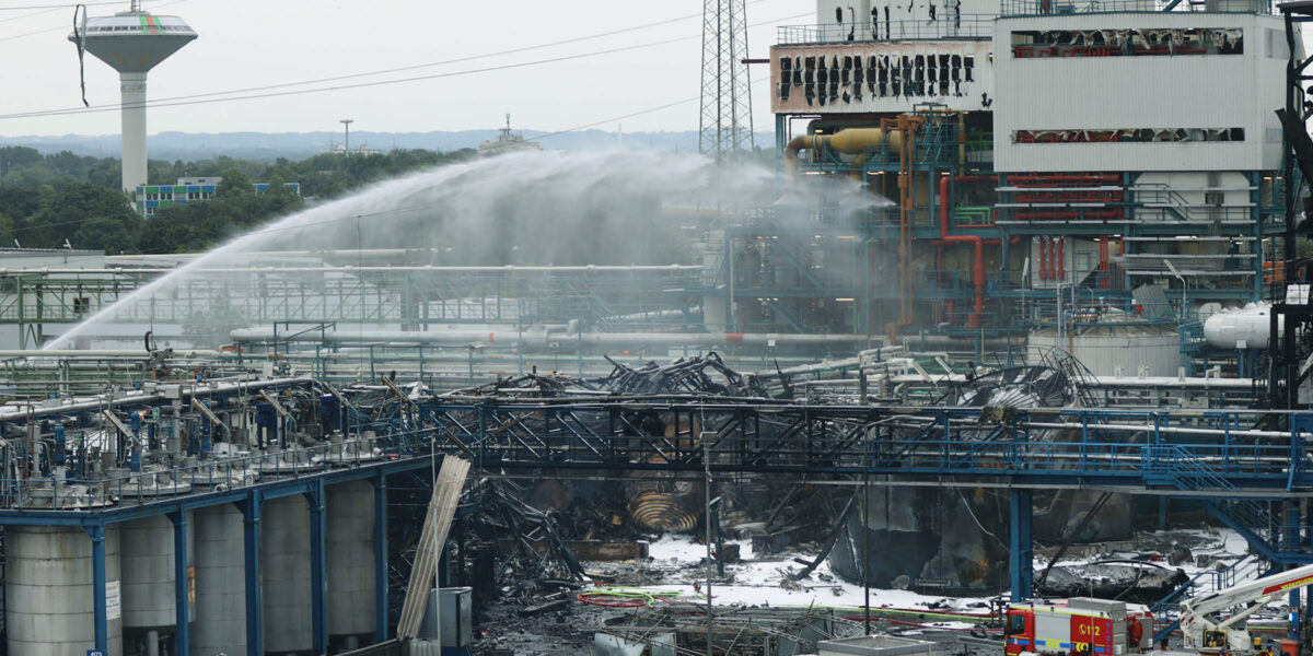 Einsatz an der Schadensstelle im Entsorgungs­zentrum in Leverkusen-Bürrig (Foto: Currenta GmbH & Co. OHG)