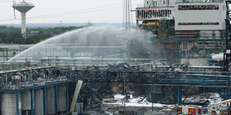 Einsatz an der Schadensstelle im Entsorgungs­zentrum in Leverkusen-Bürrig (Foto: Currenta GmbH & Co. OHG)