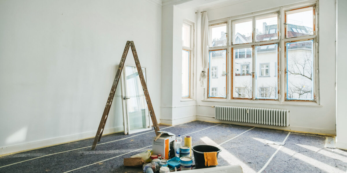 Beim Renovieren der eigenen vier Wände fallen oft Sonderabfälle an (Foto: hanohiki (iStock))