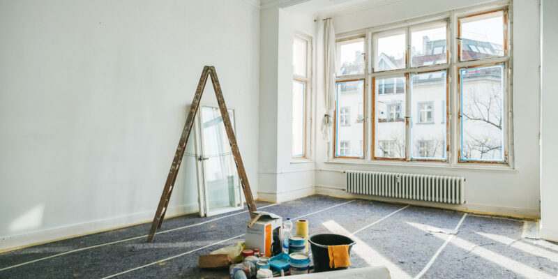 Beim Renovieren der eigenen vier Wände fallen oft Sonderabfälle an (Foto: hanohiki (iStock))