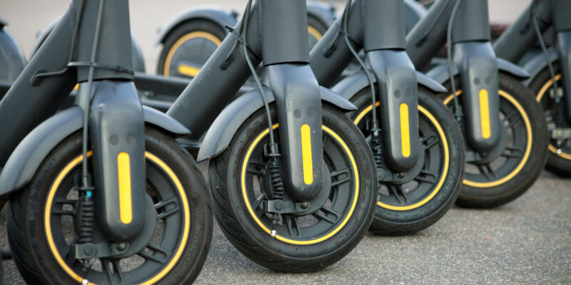 Prägen in immer mehr Städten das Stadtbild: E-Scooter. Doch wie ist die Umweltbilanz der beliebten Tretroller? (Foto: Vikki (iStock))