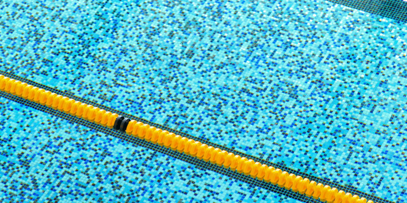 Änderungen der Gefahrstoffverordnung betreffen Biozide, die z. B. in Schwimmbädern zur Desinfektion und gegen Algen zum Einsatz kommen (Foto: Pratchaya (iStock))