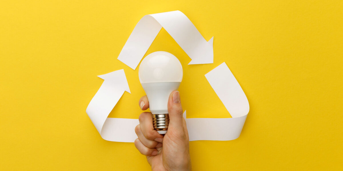 Die korrekte Entsorgung von Leuchtstoffröhren, Energiesparlampen, LEDs und Glühbirnen fördert die Kreislaufwirtschaft und Ressourcenschonung (Foto: LightFieldStudios (iStock))